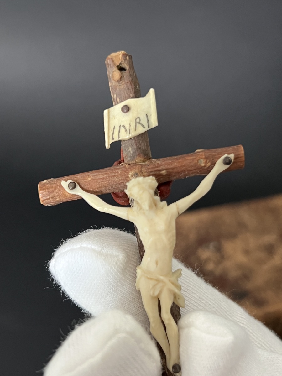 Crucifix-reliquaire de pèlerinage en bois d’olivier de Terre Sainte-photo-2