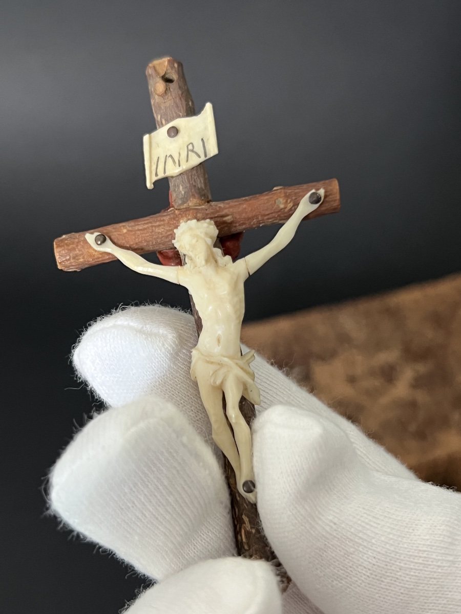 Crucifix-reliquaire de pèlerinage en bois d’olivier de Terre Sainte-photo-3
