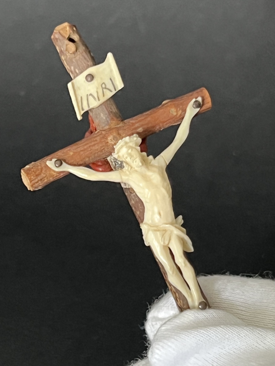 Crucifix-reliquaire de pèlerinage en bois d’olivier de Terre Sainte-photo-2