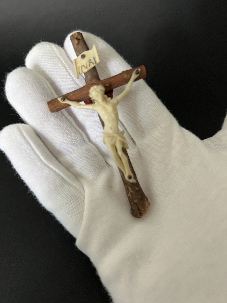Crucifix-reliquaire de pèlerinage en bois d’olivier de Terre Sainte-photo-3