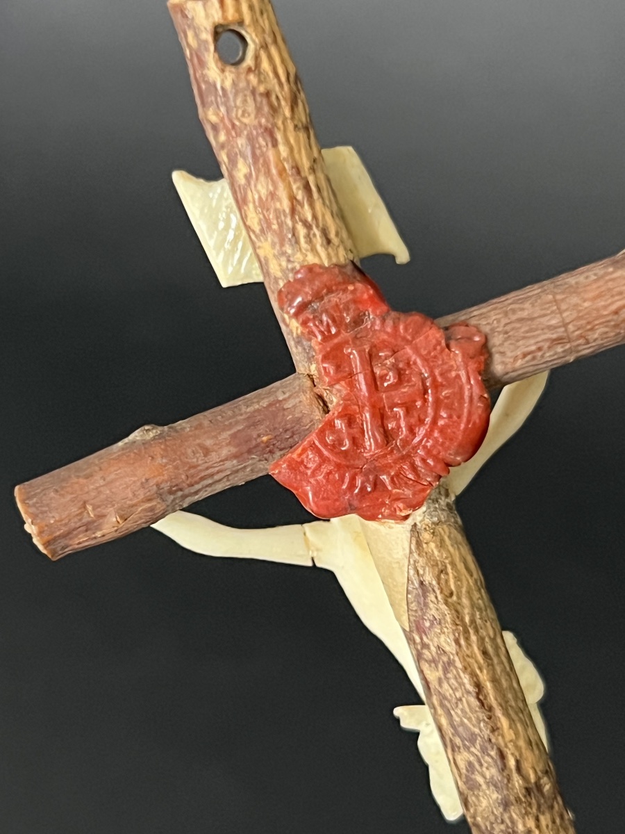 Crucifix-reliquaire de pèlerinage en bois d’olivier de Terre Sainte-photo-4