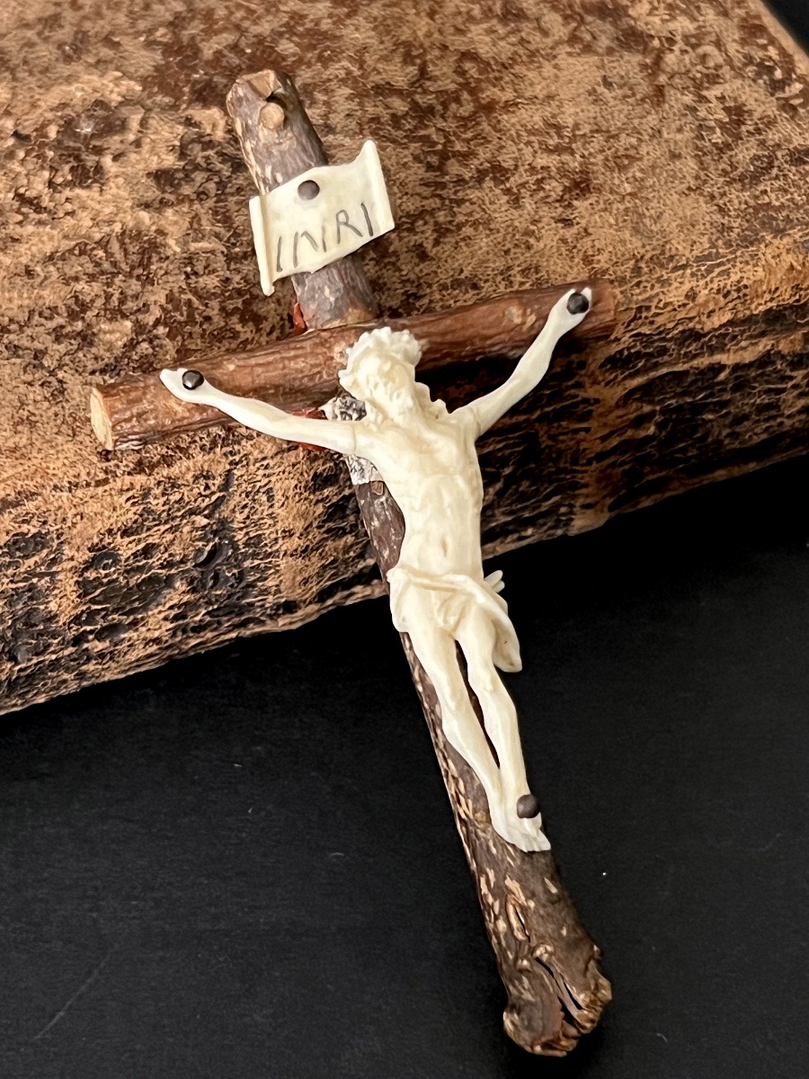 Crucifix-reliquaire de pèlerinage en bois d’olivier de Terre Sainte
