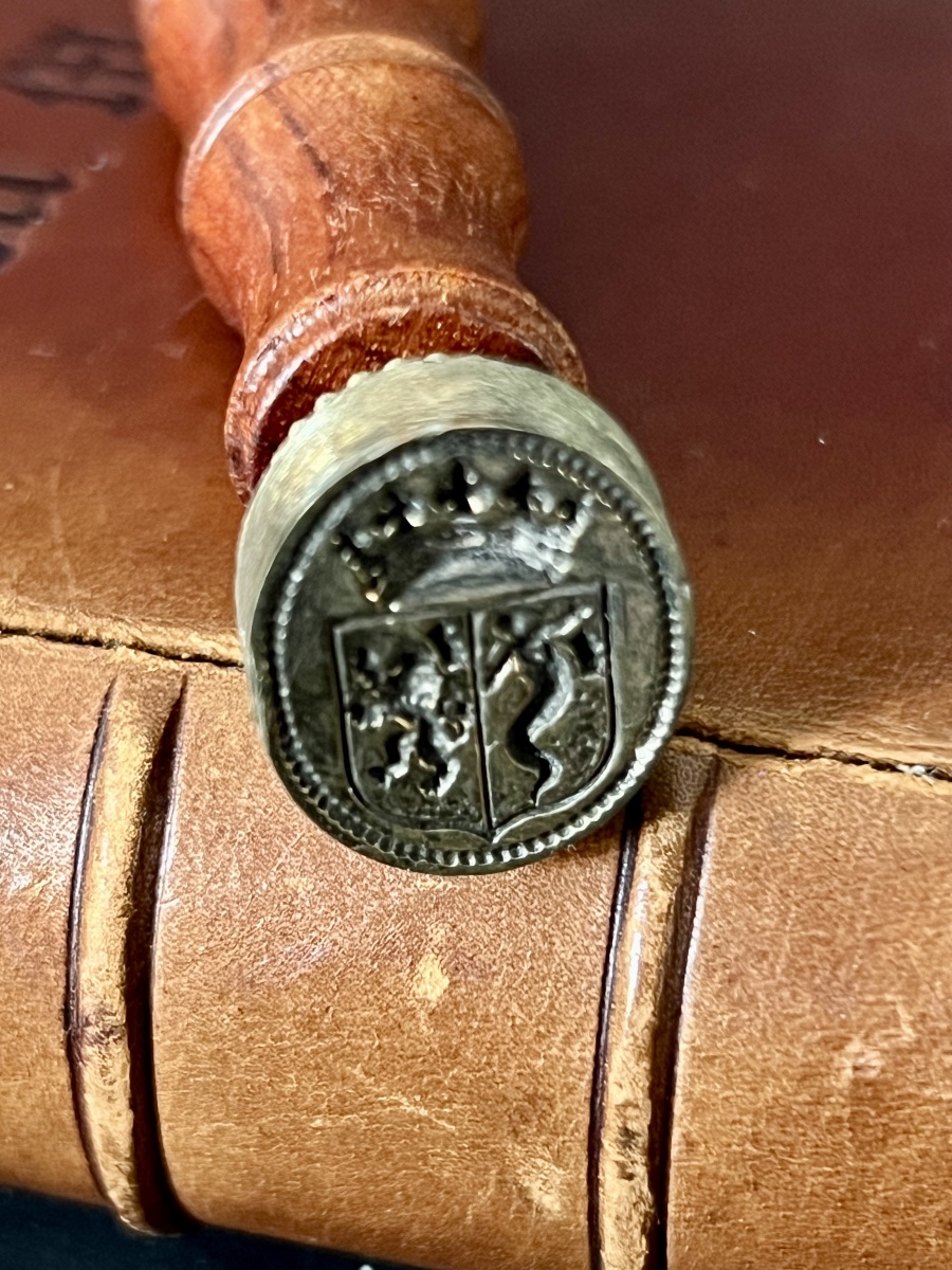 Cachet héraldique ancien à manche tourné en bois exotique et matrice en métal gravé.