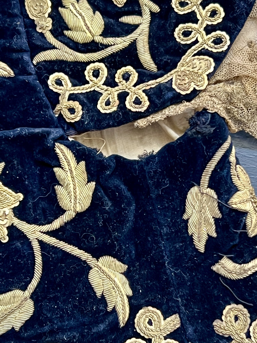Traditional Velvet Jacket Embroidered With Gold Metallic Threads – 19th Century-photo-1