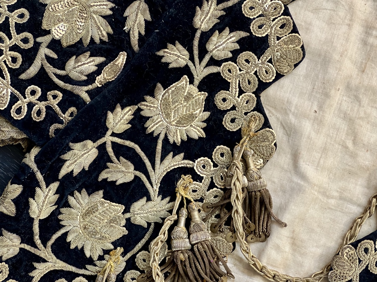 Traditional Velvet Jacket Embroidered With Gold Metallic Threads – 19th Century-photo-4