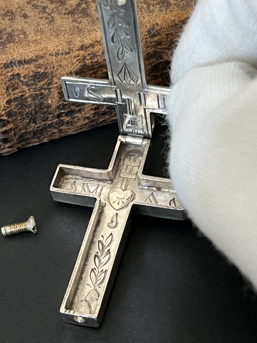 Croix reliquaire ouvrante en argent gravé, XIXᵉ siècle-photo-3