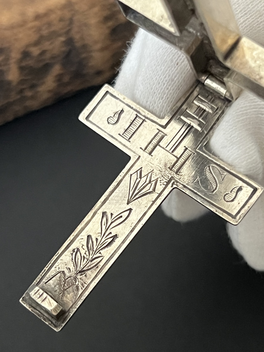 Croix reliquaire ouvrante en argent gravé, XIXᵉ siècle-photo-4