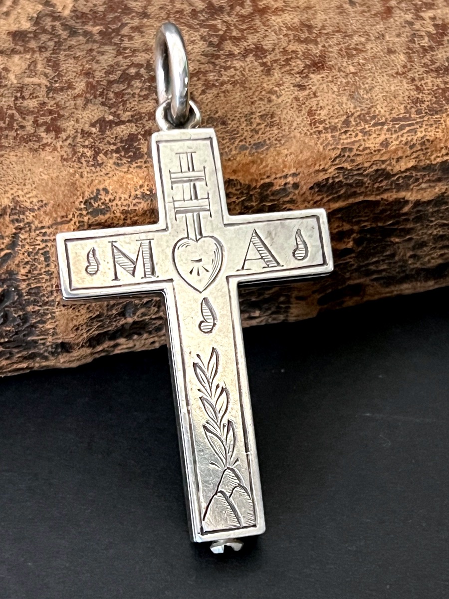 Croix reliquaire ouvrante en argent gravé, XIXᵉ siècle