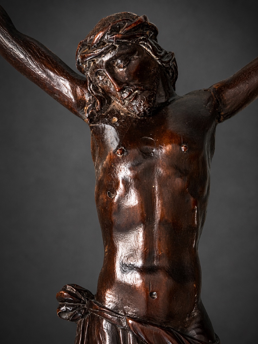Christ en croix en tilleul sculpté – Allemagne, XVIIIe siècle -photo-2