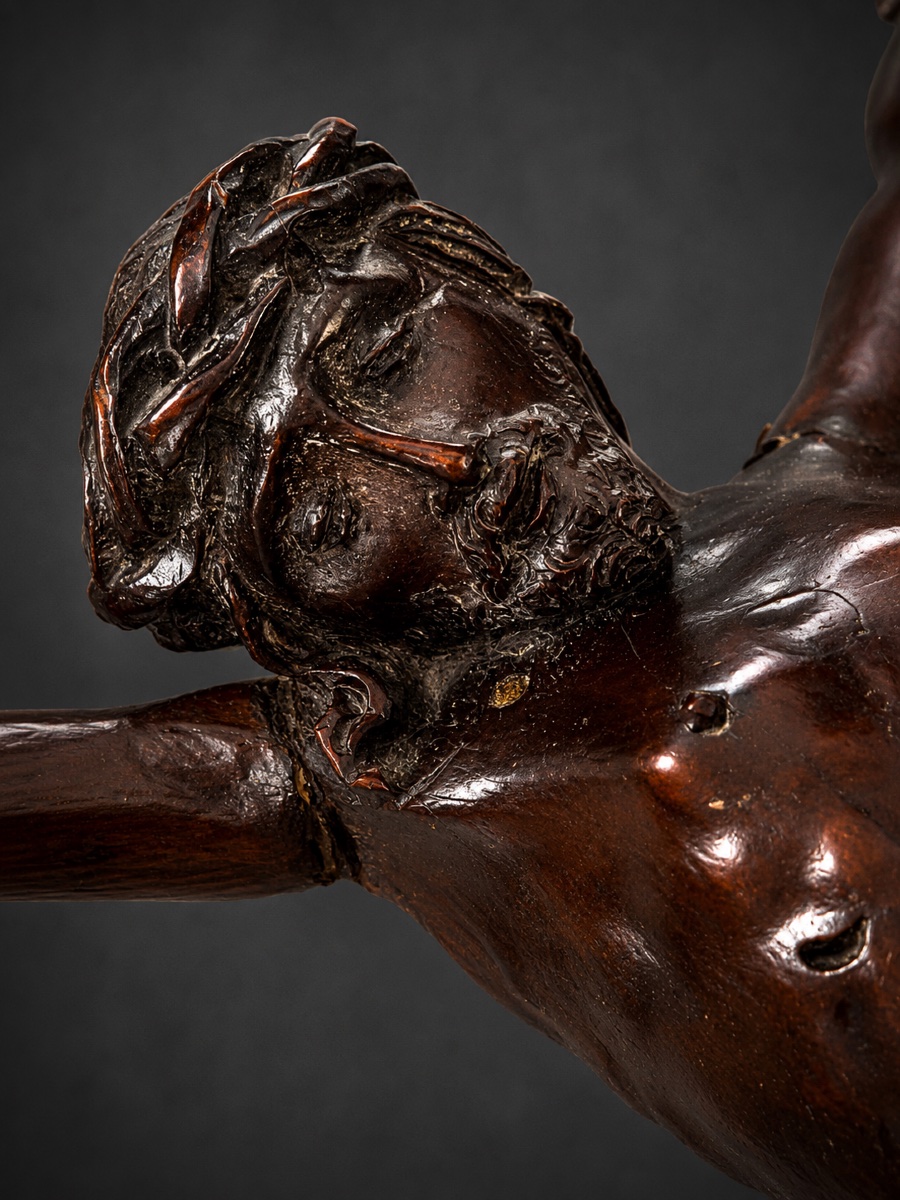Christ en croix en tilleul sculpté – Allemagne, XVIIIe siècle -photo-4