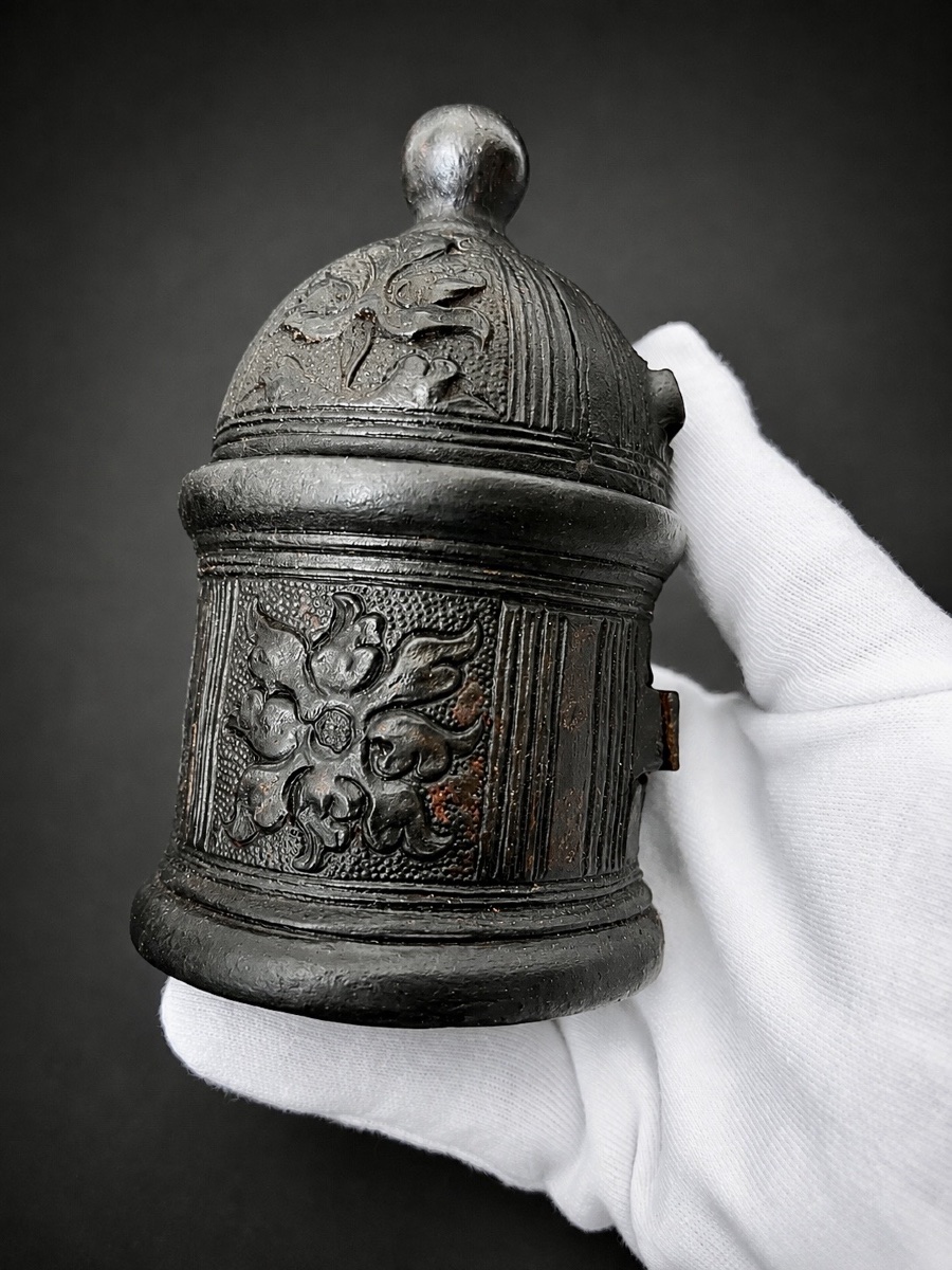 Boîte à pyxide en cuir gaufré sur âme de bois, XVIe siècle-photo-1