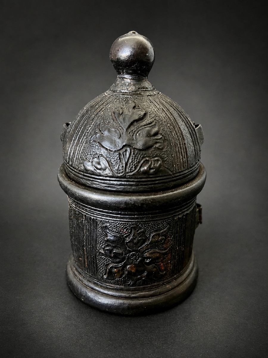 Boîte à pyxide en cuir gaufré sur âme de bois, XVIe siècle
