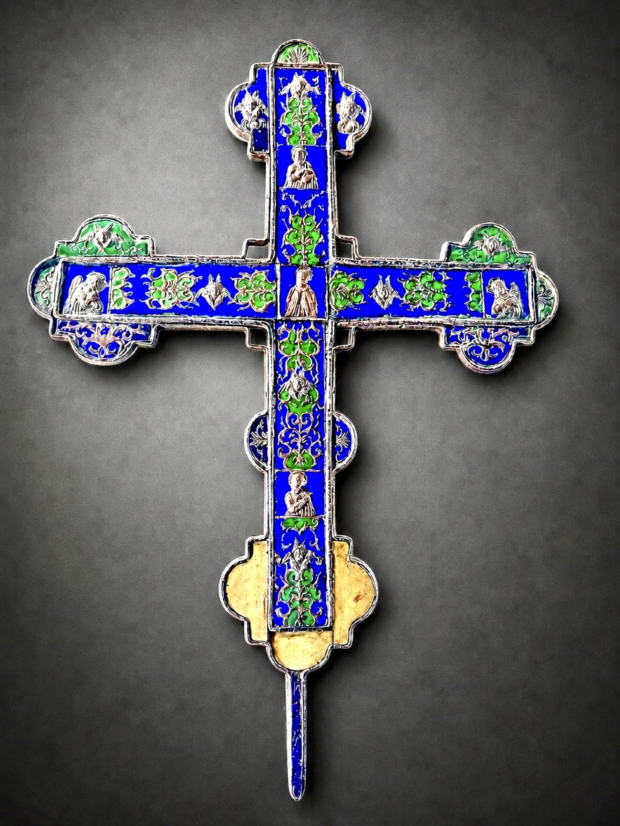 Grande croix processionnelle en émaux polychromes – XVIIIe siècle