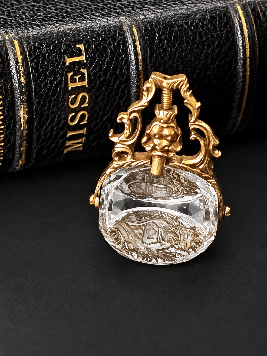 A 18-karat Gold And Engraved Rock Crystal Triple-matrix Desk Seal – 18th Century-photo-2