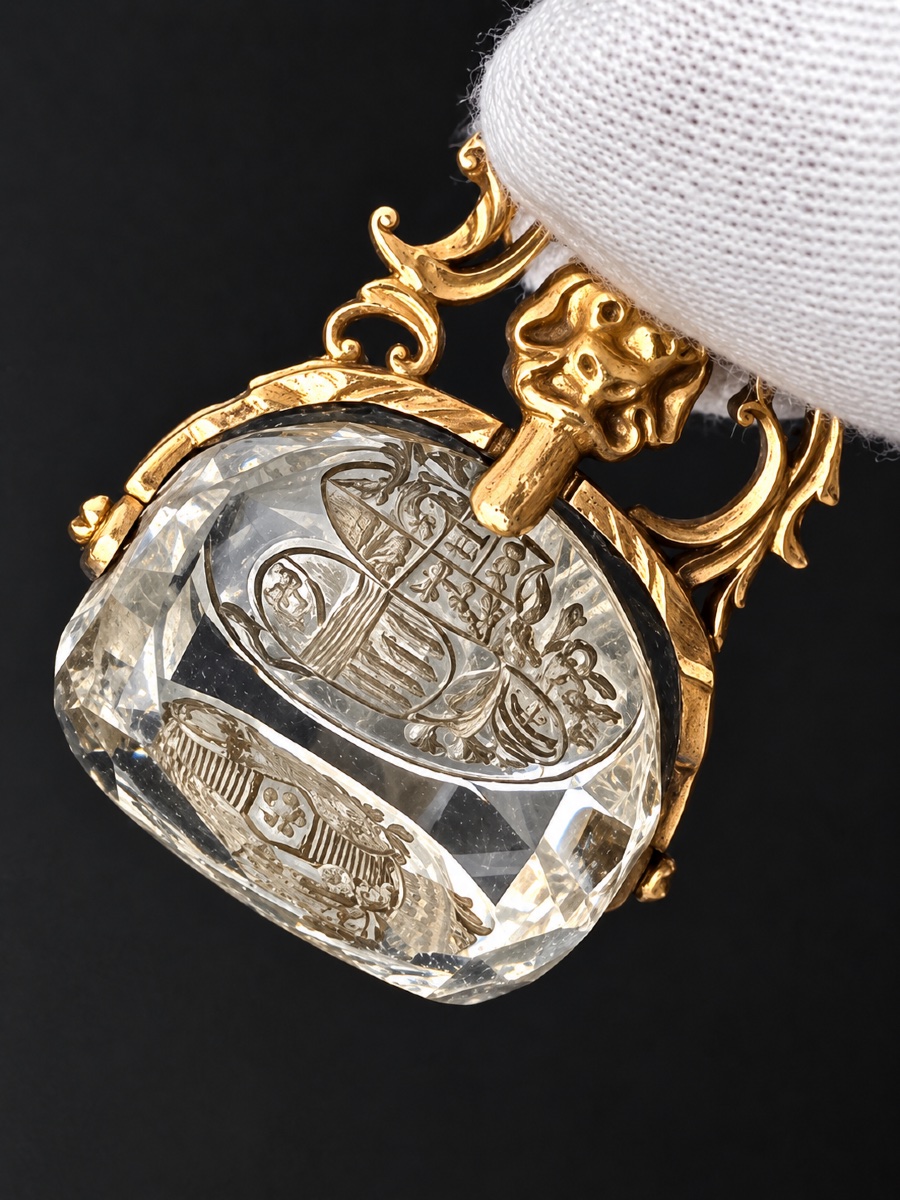 A 18-karat Gold And Engraved Rock Crystal Triple-matrix Desk Seal – 18th Century-photo-2
