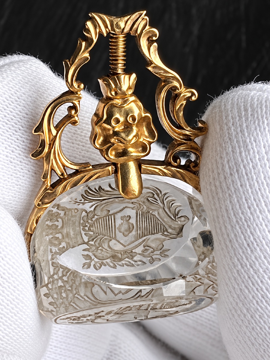 A 18-karat Gold And Engraved Rock Crystal Triple-matrix Desk Seal – 18th Century-photo-4