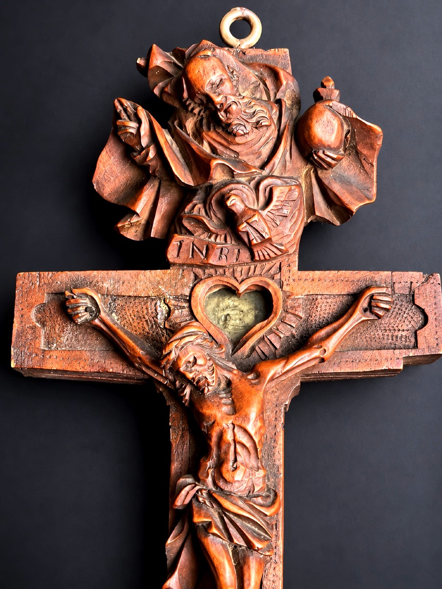 Croix-reliquaire de la Passion en buis sculpté – Allemagne du Sud, XVIIIe siècle
