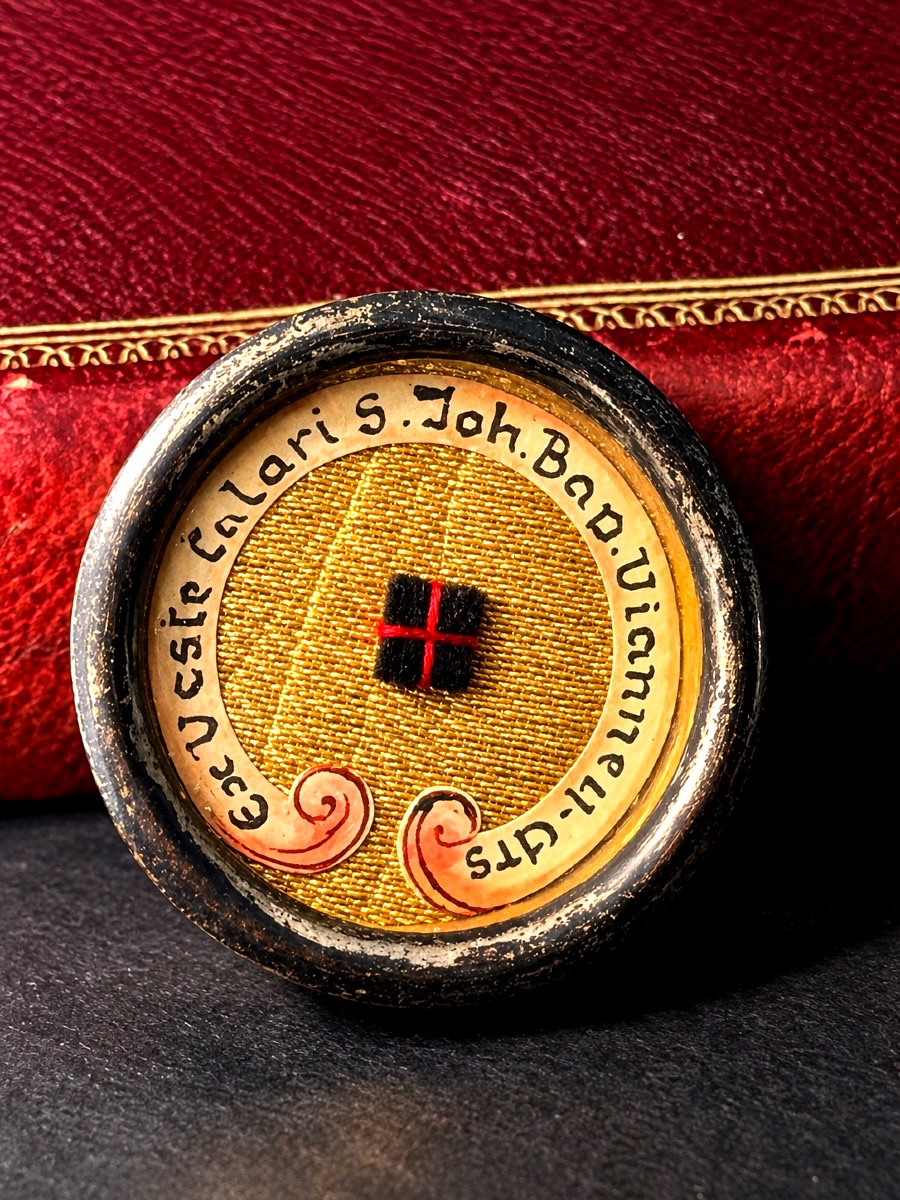 Thèque reliquaire scellée de saint Jean-Marie Vianney, curé d’Ars – Ex Veste Talari