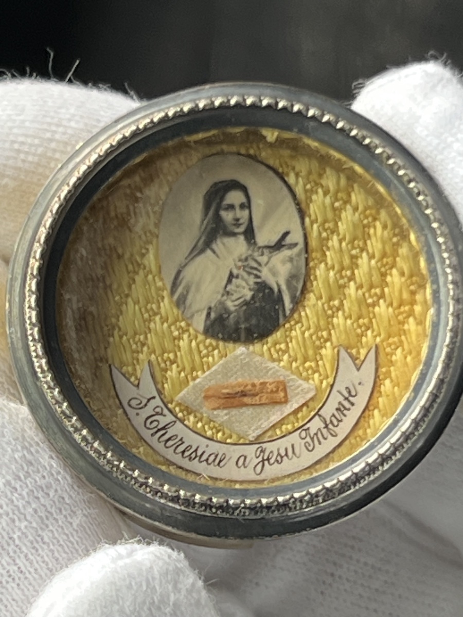 Thèque reliquaire scellée de sainte Thérèse de l’Enfant-Jésus – Lisieux-photo-1