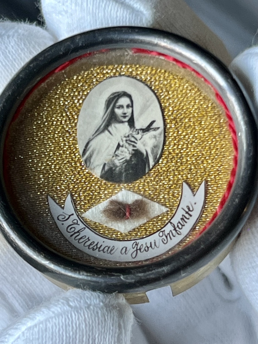 Thèque reliquaire scellée de sainte Thérèse de l’Enfant-Jésus – Lisieux-photo-1