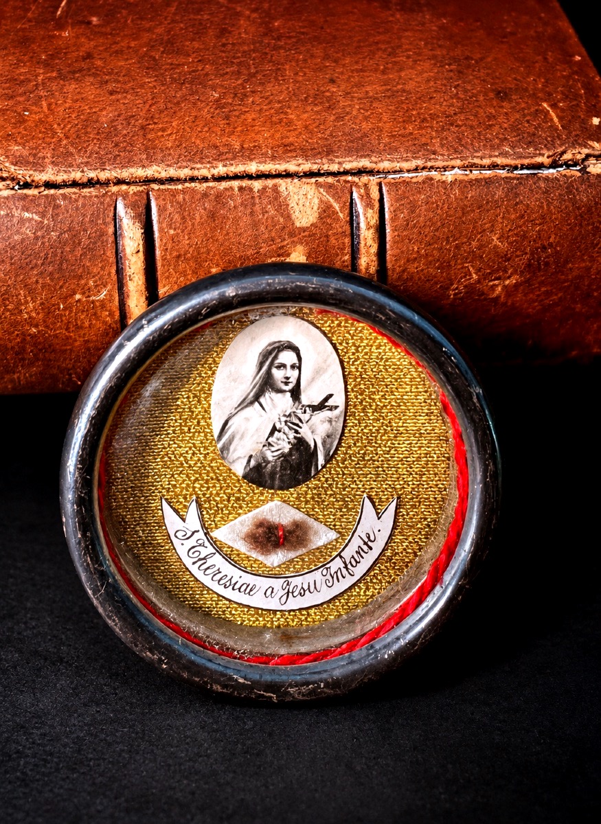 Thèque reliquaire scellée de sainte Thérèse de l’Enfant-Jésus – Lisieux