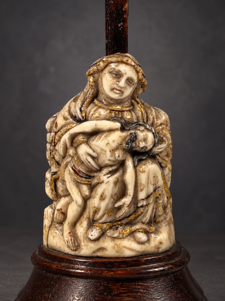 Pietà en ivoire sculpté, polychromé et doré – GOA -  XVIIe siècle -photo-3