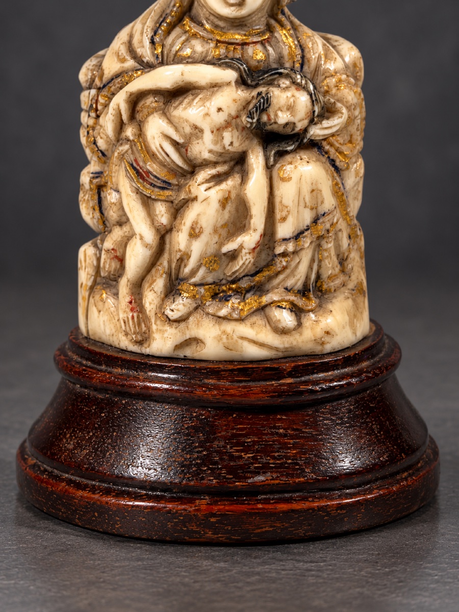 Pietà en ivoire sculpté, polychromé et doré – GOA -  XVIIe siècle -photo-1