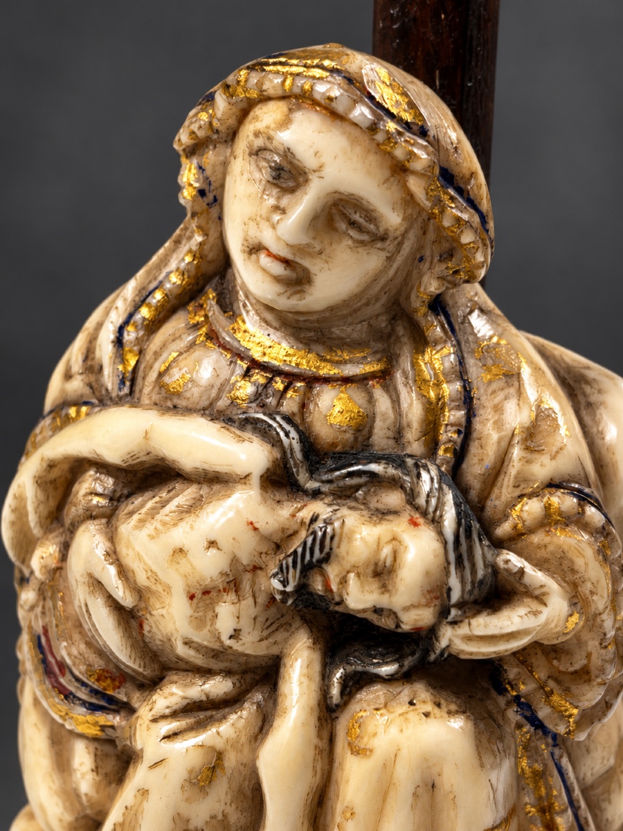 Pietà en ivoire sculpté, polychromé et doré – GOA -  XVIIe siècle -photo-2