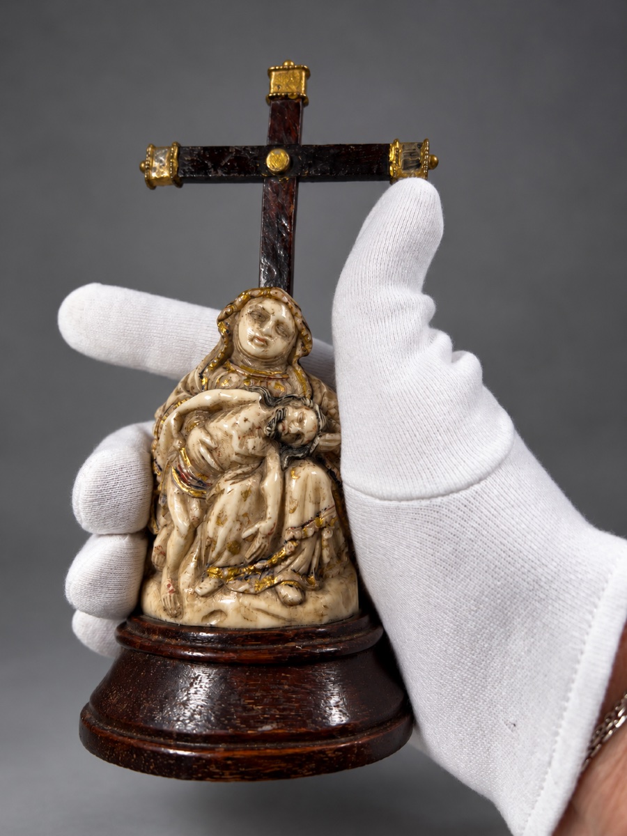 Pietà en ivoire sculpté, polychromé et doré – GOA -  XVIIe siècle -photo-5