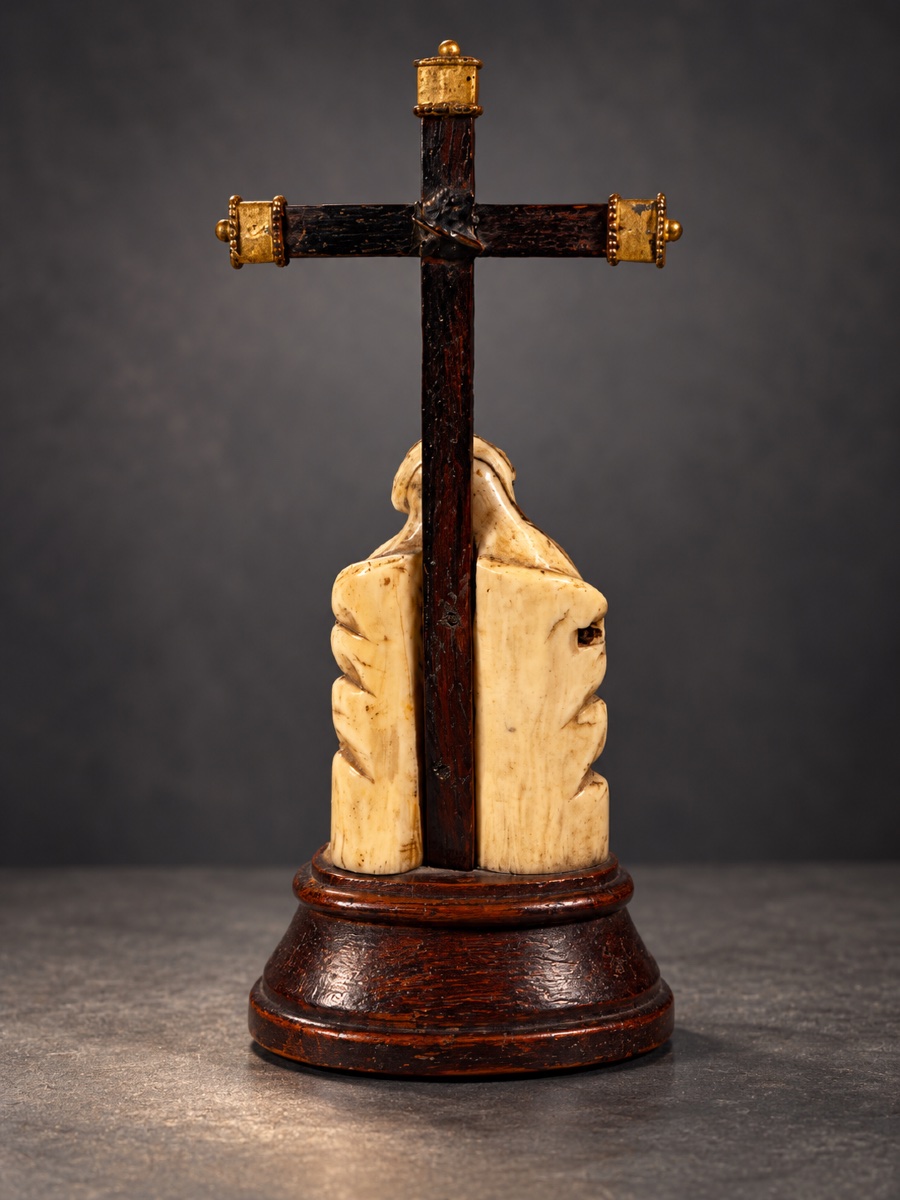 Pietà en ivoire sculpté, polychromé et doré – GOA -  XVIIe siècle -photo-6
