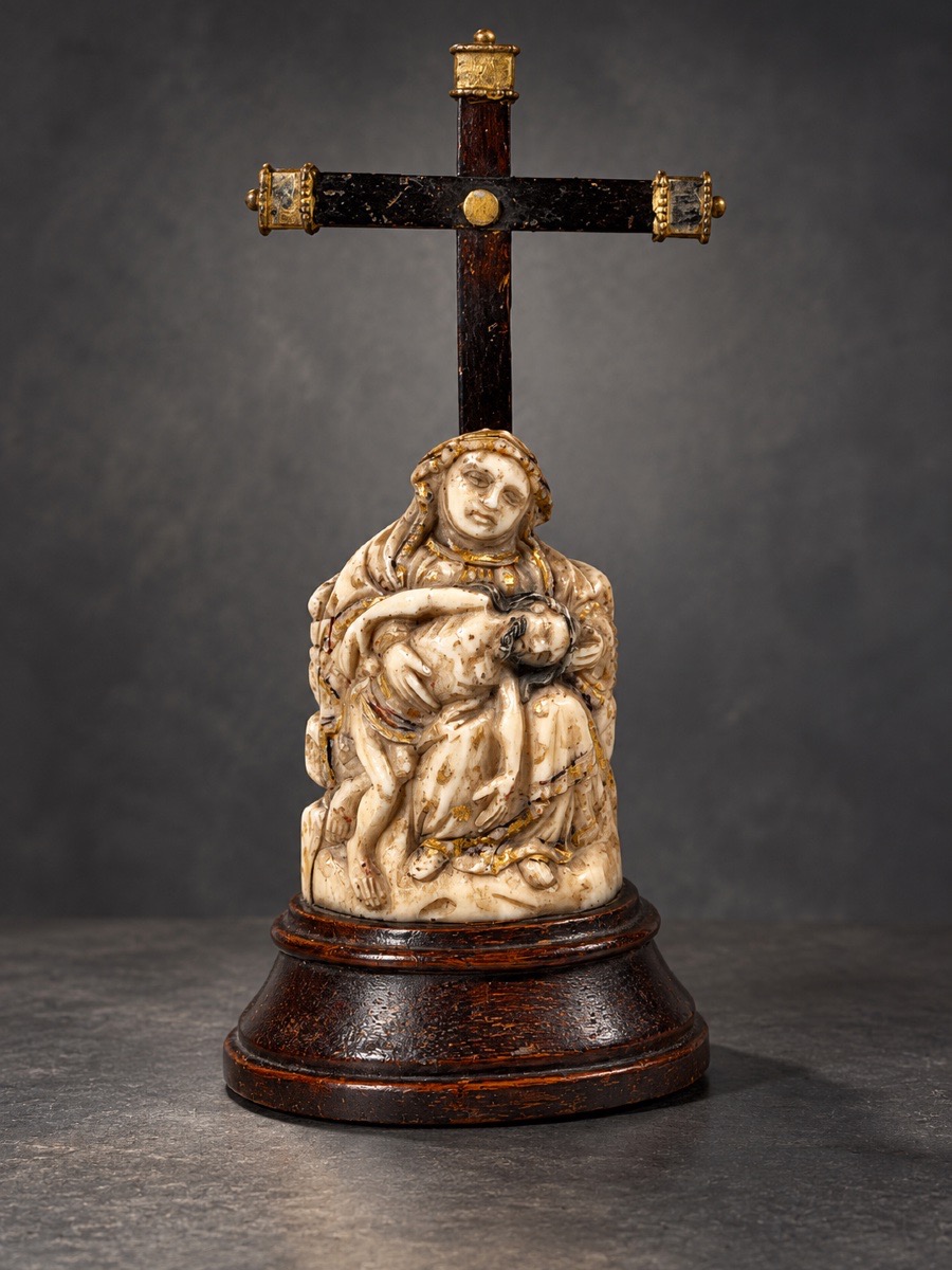 Pietà en ivoire sculpté, polychromé et doré – GOA -  XVIIe siècle 