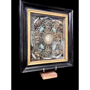 Cadre  reliquaire baroque  – Agnus Dei et huit reliques de saints, XVIIIᵉ siècle