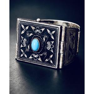 Bracelet manchette en argent niellé à compartiment secret, XIXe siècle