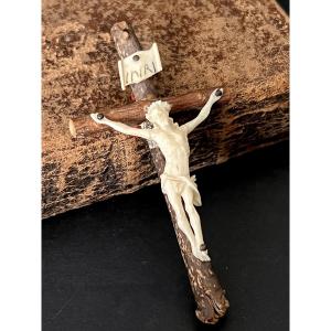 Crucifix-reliquaire de pèlerinage en bois d’olivier de Terre Sainte