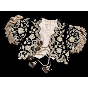 Traditional Velvet Jacket Embroidered With Gold Metallic Threads – 19th Century