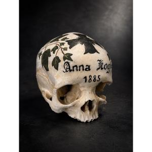 Crâne humain peint – Mémento Mori – daté 1885