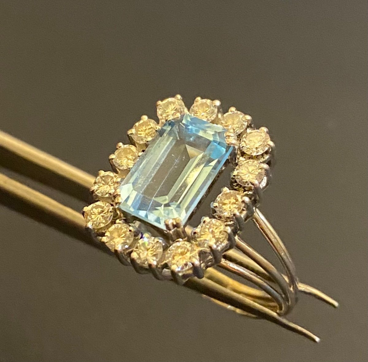 Bague Marguerite en or et platine,  Sertie d'Un Topaze Entouré De Diamants Taille Brillants-photo-4