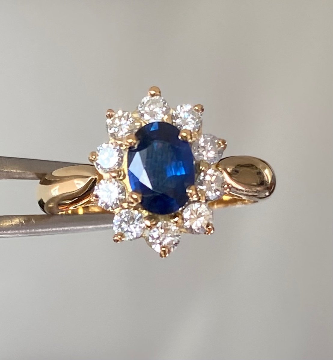 Marguerite Ring In Gold. Sapphire And Diamonds