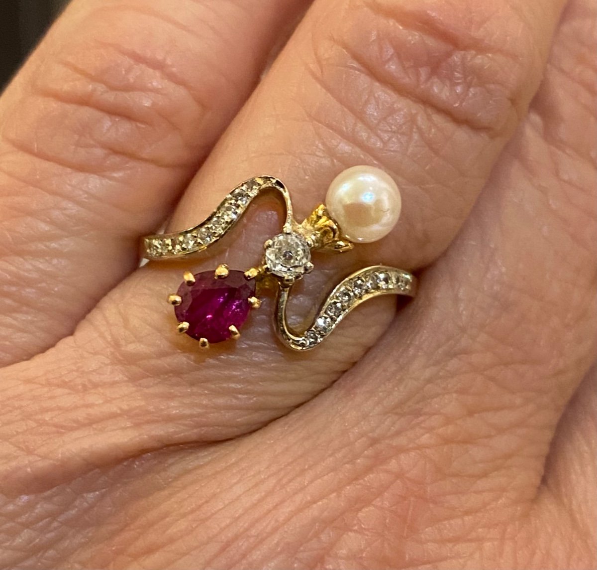 Bague Ancienne Or, Rubis, Perle Et Diamants. Duchesse-photo-2