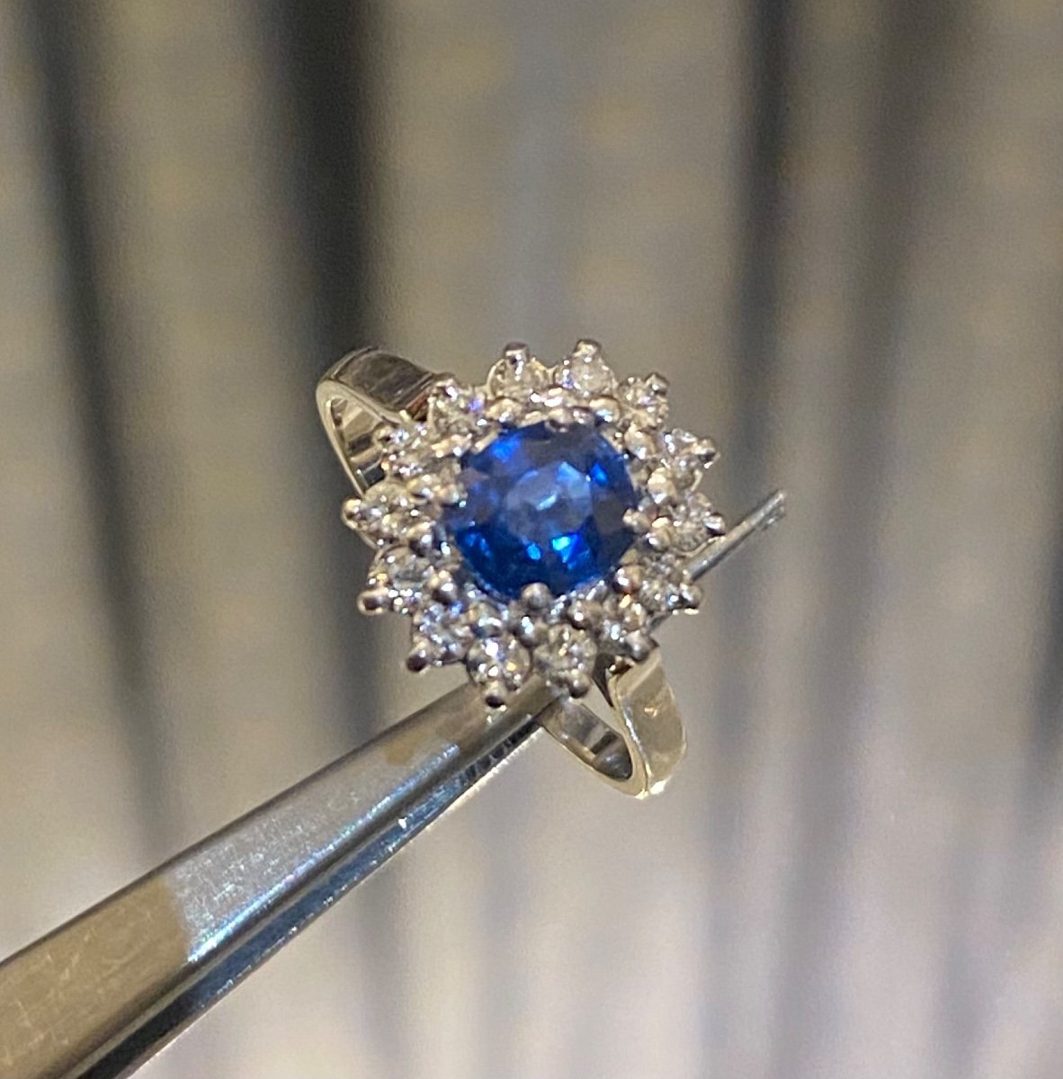 Marguerite Ring In Gold, Platinum, Sapphire And Diamonds-photo-7