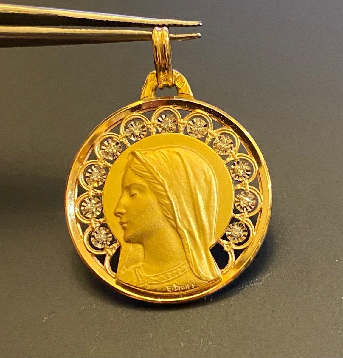 Médaille Religieuse En Or Et Diamants. Signée Dropsy