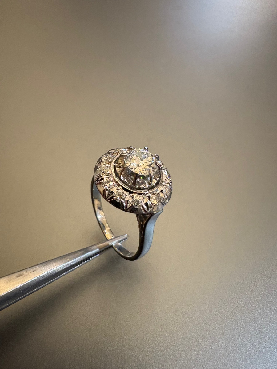 ART DECO: Bague en or gris 750/1000 eme, platine 850/1000 eme et diamants.