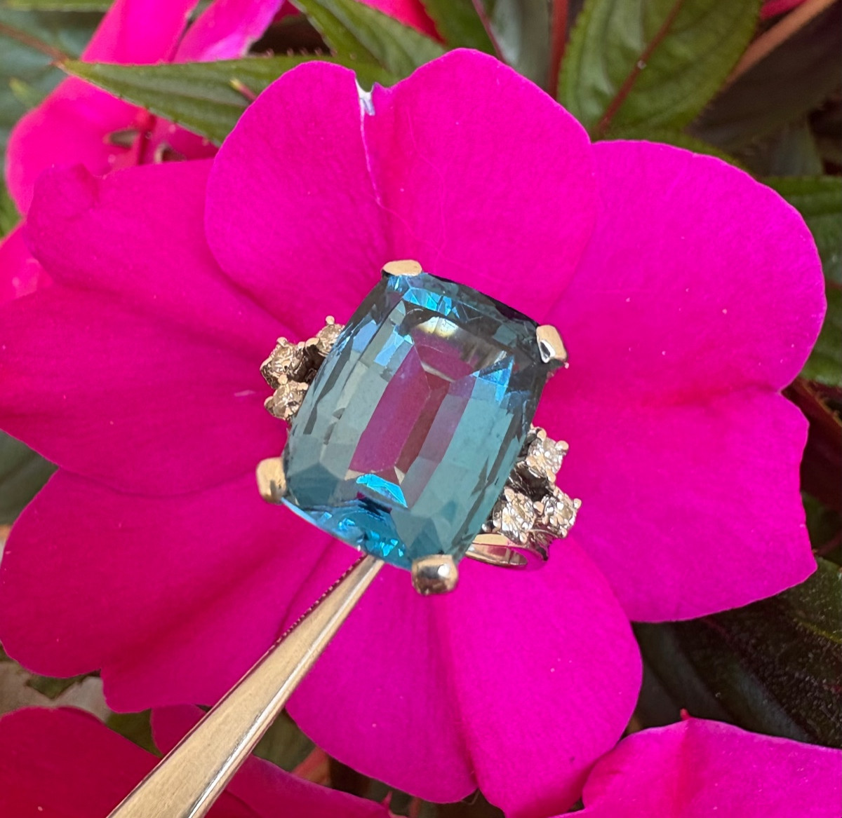 Bague en or gris, topaze et diamants