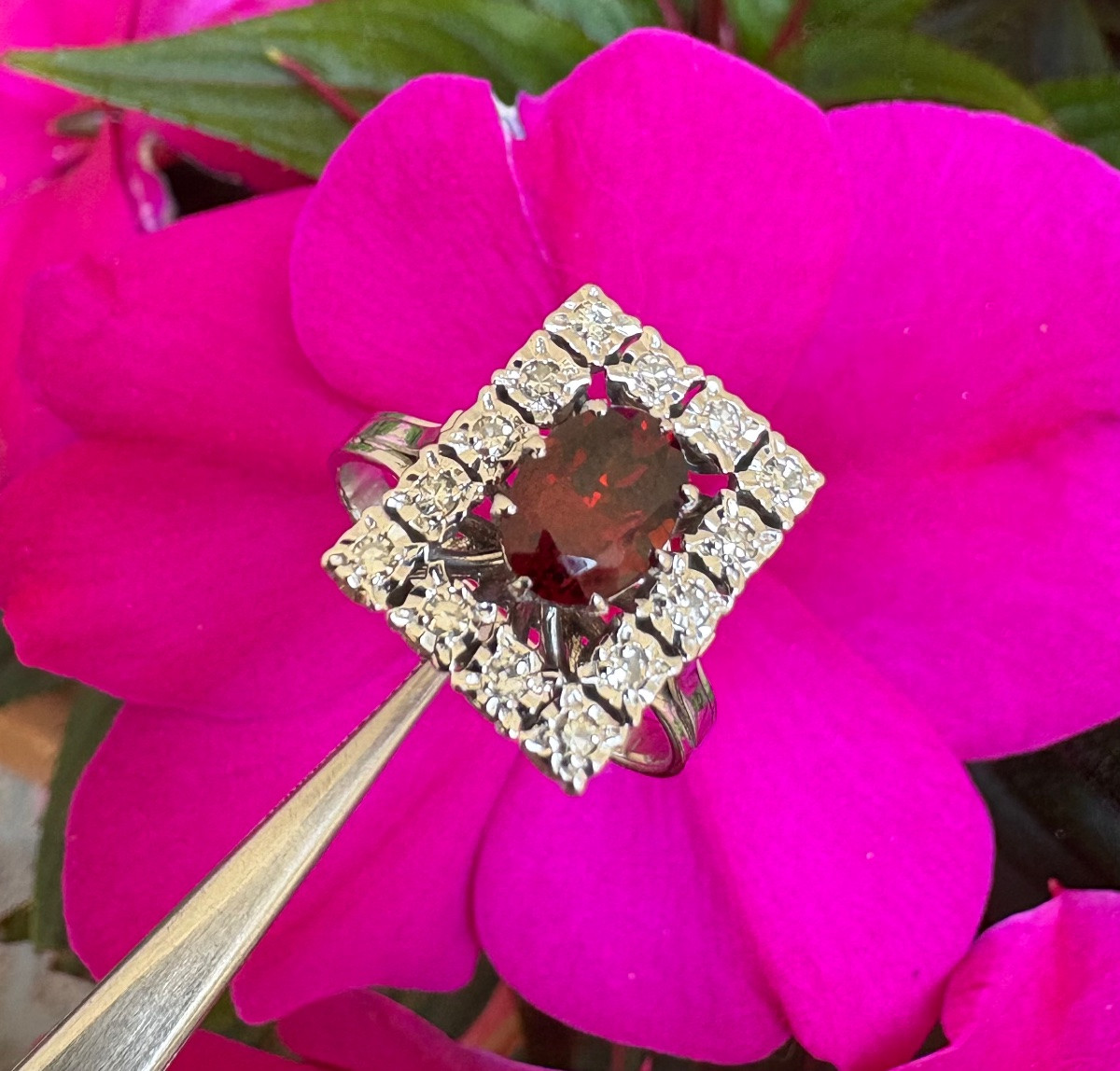 Ring In White Gold, Garnet And Diamonds-photo-2