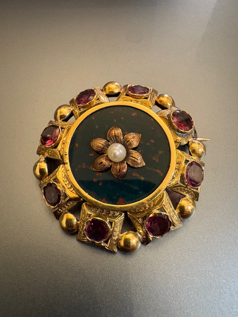 Broche en or , jaspe sanguin, perle fine et grenats.-photo-4