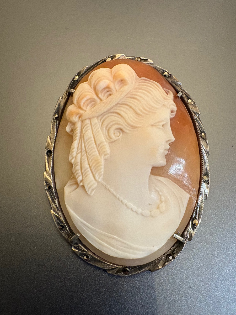 Broche-pendentif en argent et camée coquille.