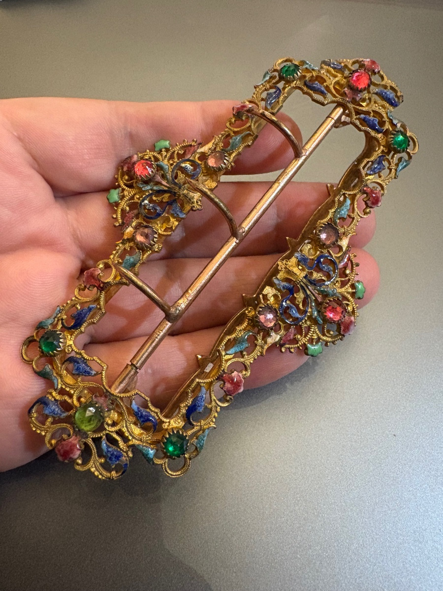 XIX siecle: Boucle en métal dore émaillé avec pierres.