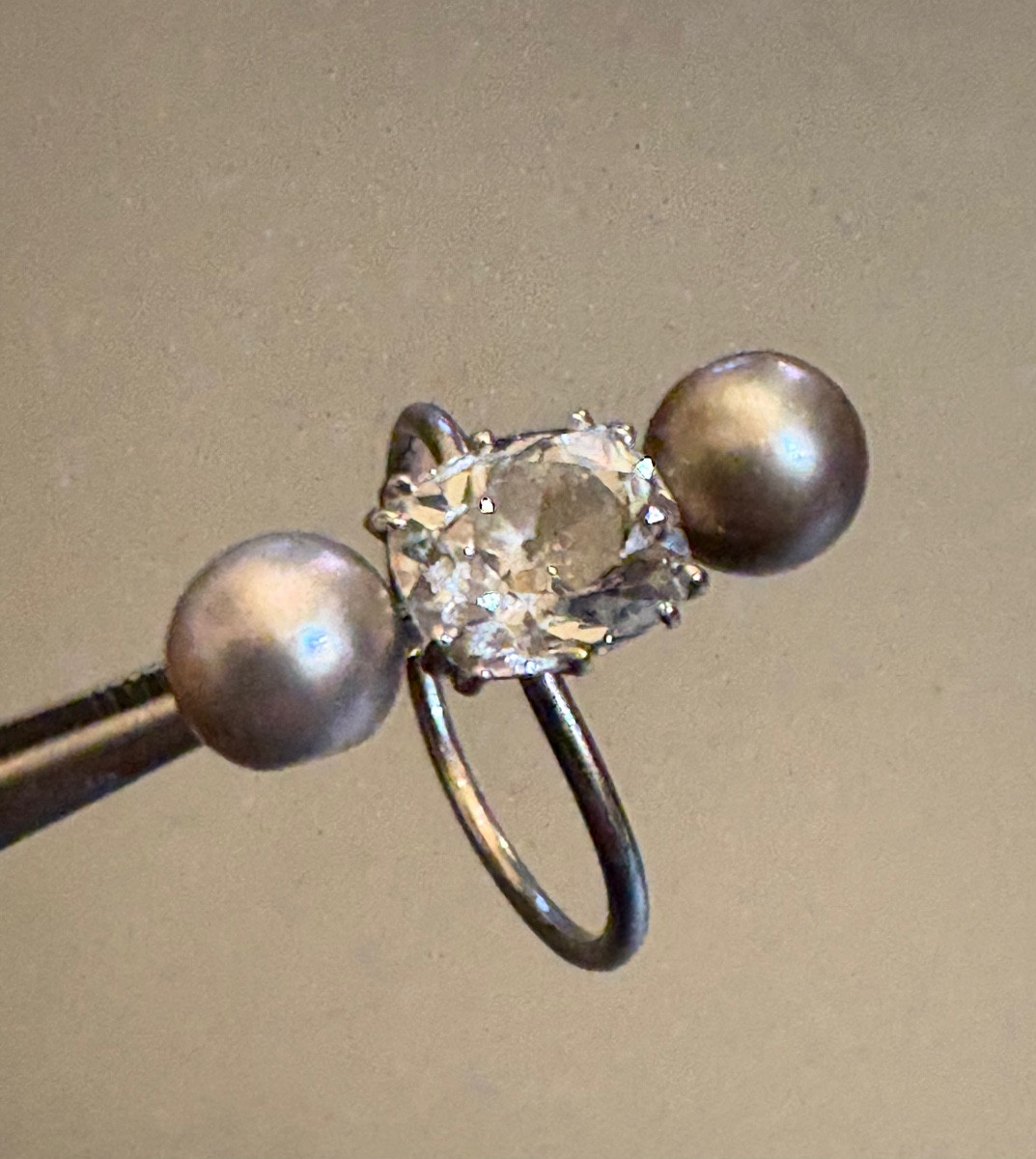 Ancienne bague en or gris 750/1000 eme , deux perles fines et  diamants taille ancienne