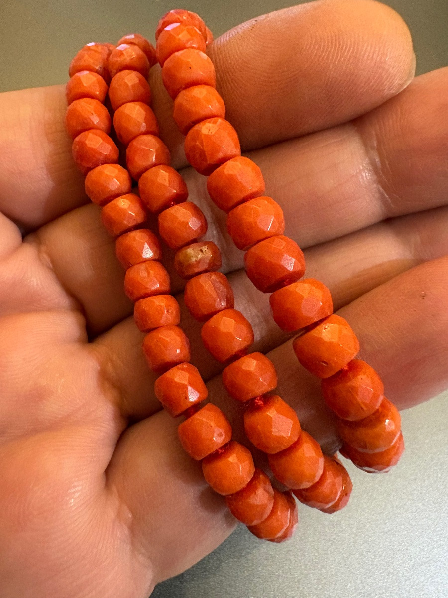Collier perles  de corail facettées . Fermoir argent 925/1000 eme-photo-2