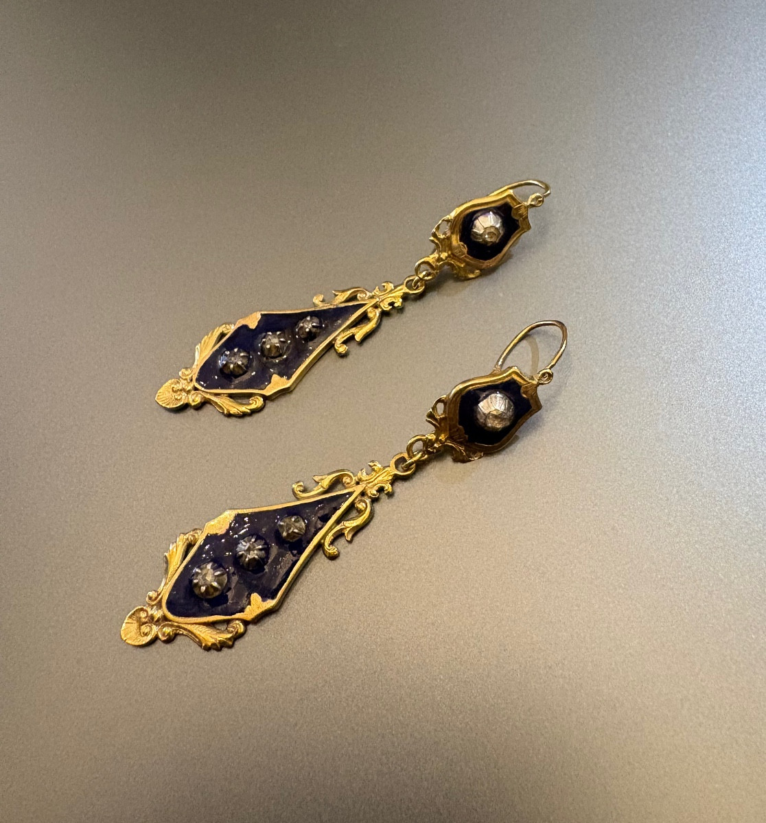 Napoleon III: Paire de pendants d'oreilles en or, argent, diamants et émail.